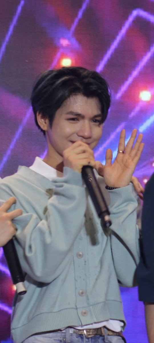 He's crying 😭

HORI7ON YUHOM UPOD NAMON

#HORI7ONatSMCityBacolod
#HORI7ON #호라이즌 #KIM #킴 <a href="/HORI7ONofficial/">HORI7ONofficial</a> #HORI7ON_KIM