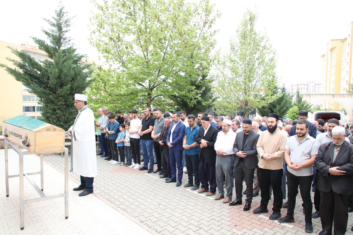 Geçirdiği rahatsızlık sebebiyle tedavi gördüğü hastanede vefat eden Merhum Mehmet Şengül’ün cenaze namazını hemşehrilerimizle birlikte Sait Koç Camisi'nde eda ettik. Rabbim, rahmeti ve merhameti ile muamele eylesin. Mekanı cennet olsun.