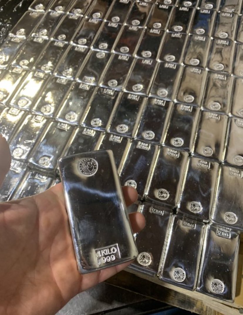 It’s the weekend!!!   Looks at all these kilo bars 🤩.  Thanks to @SweatyBallMeat for sharing.  Have a lovely weekend everyone. 🙌🙌🙌 #silver #gold #investing #investingTips #stacking #silverstacker  #collector #goldbullion #coins #silverPrice #silvercoin #goldprice 👇🏻👇🏻👇🏻