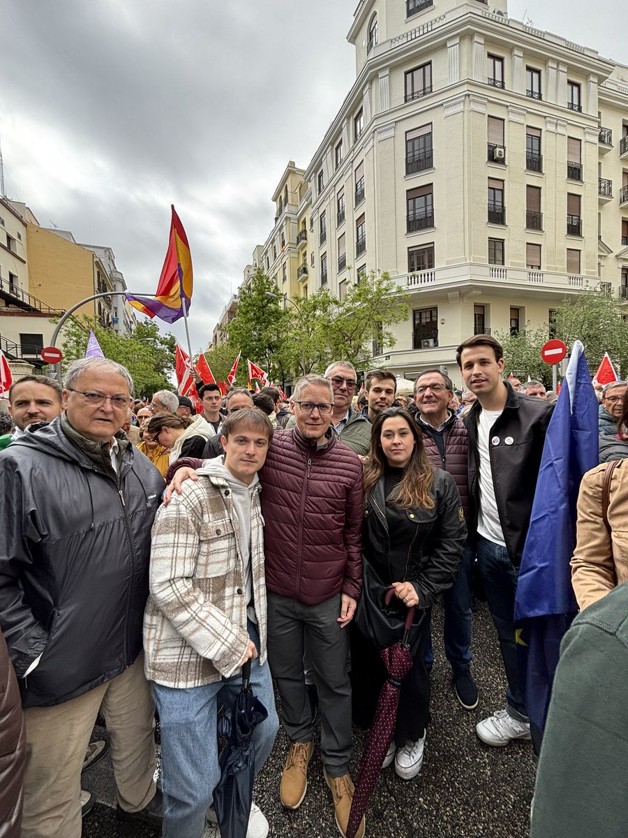 ¡Claro que vale la pena!

🌹Representantes, militantes y simpatizantes del PSOE de Segovia hemos estado en Ferraz para apoyar al presidente en una manifestación multitudinaria e histórica. 

Más unidos que nunca. 

¡Estamos contigo, <a href="/sanchezcastejon/">Pedro Sánchez</a>!

#PedroNoTeRindas
