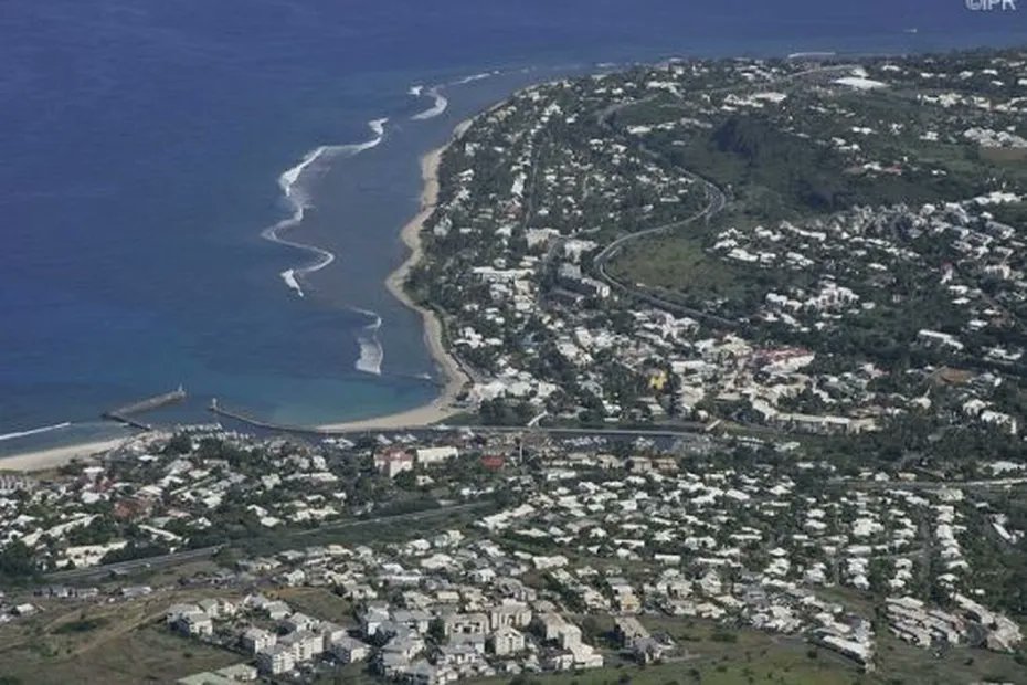 Saint-Paul : une réserve communale de sécurité civile 🇫🇷 pour lutter contre les catastrophes naturelles à La Réunion la1ere.francetvinfo.fr/reunion/saint-…