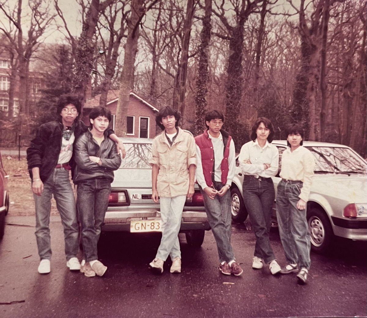 Lagi beberes box2 lama ketemu #vintagephoto 
Pose2 di depan gedung Sekolah Indonesia Nederland (SIN), Wassenaar - Maret 1983. 
Tebak gue yg mana? #SIN #SINERS

BRP
18:29