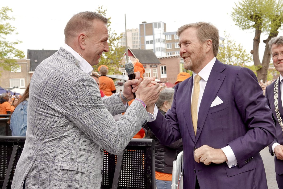 Vandaag is het feest! Met Emmenaren die vandaag iets te vieren hebben, komt de Koning samen op het Verjaardagsplein. Op een terras vieren zij hun speciale dag met een optreden van Jannes, de koning der piraten. koninklijkhuis.nl/koningsdag