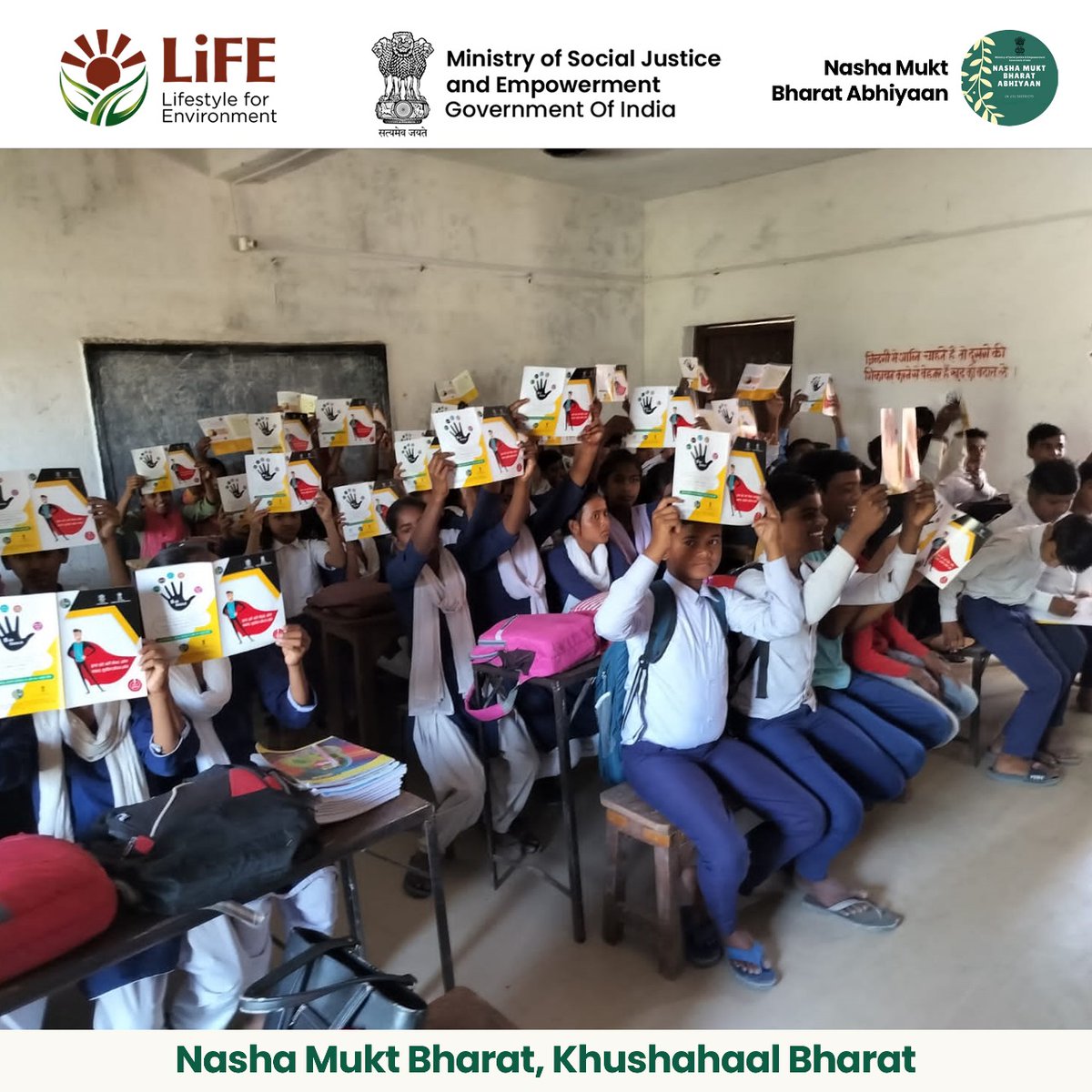 Under NMBA, an awareness program was organised for school students in Hajipur, Vaishali. @Drvirendrakum13 @MSJEGOI @_saurabhgarg @UNODC @SMILE_MoSJE @NITIAayog @HMOIndia #nmba #drugfreeindia