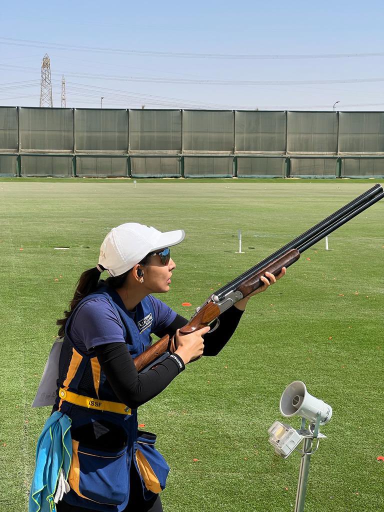 Maheshwari Chauhan shoots 2 perfect rounds of 25 on day 2 of women’s skeet at the Doha @issf_official final Olympic qualifiers, to lead the field with 98 hits out 100🔥🔥🔥🔥 #issffinalolympicqualificationchampionship #shotgun #road2paris #indianshooting