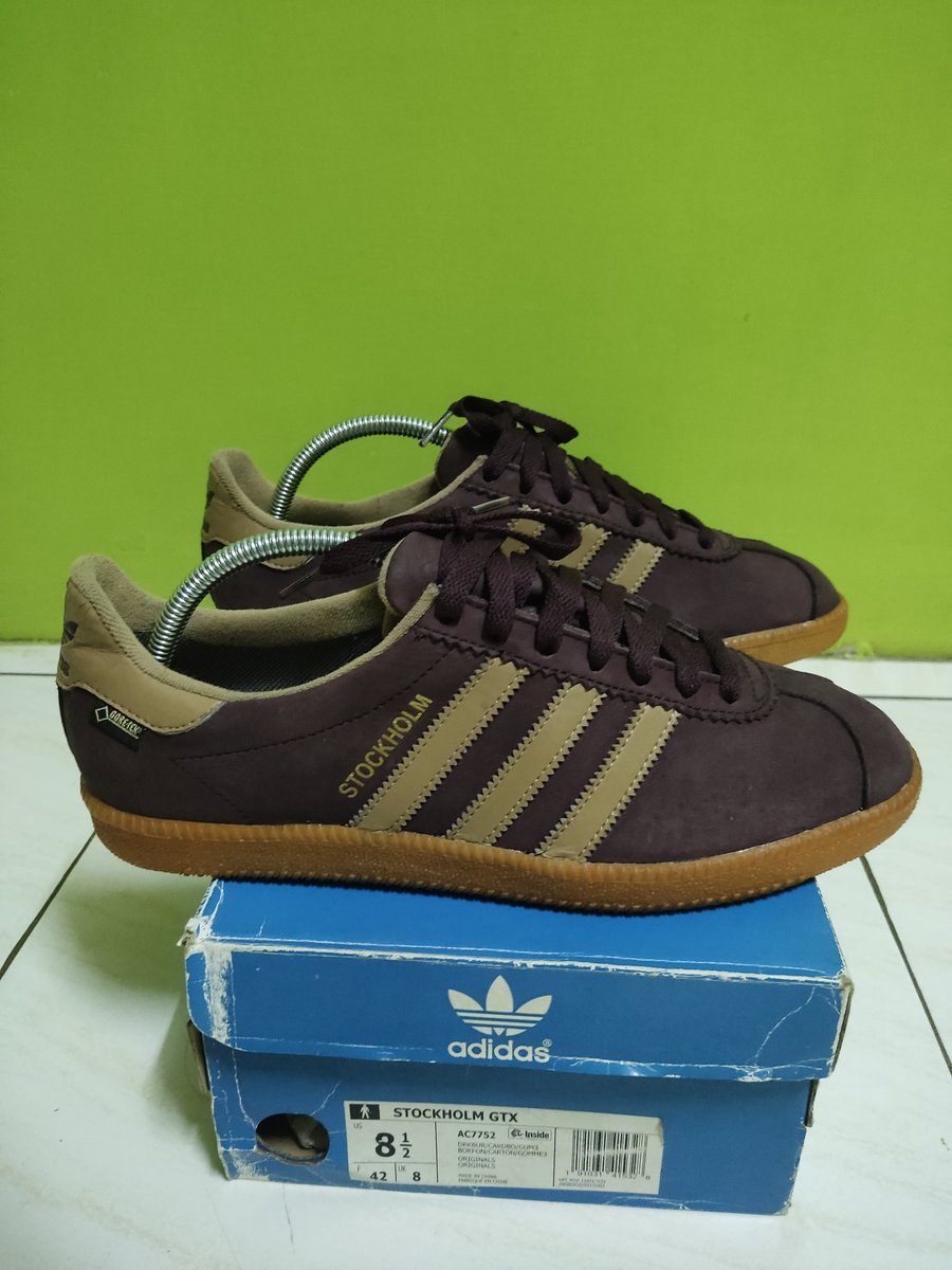 Di jual sepatu Adidas yang jarang sekali dipakai. Hamburg 750rb. Stockholm 1,250. Kedua nya size 42. Gaskeun~