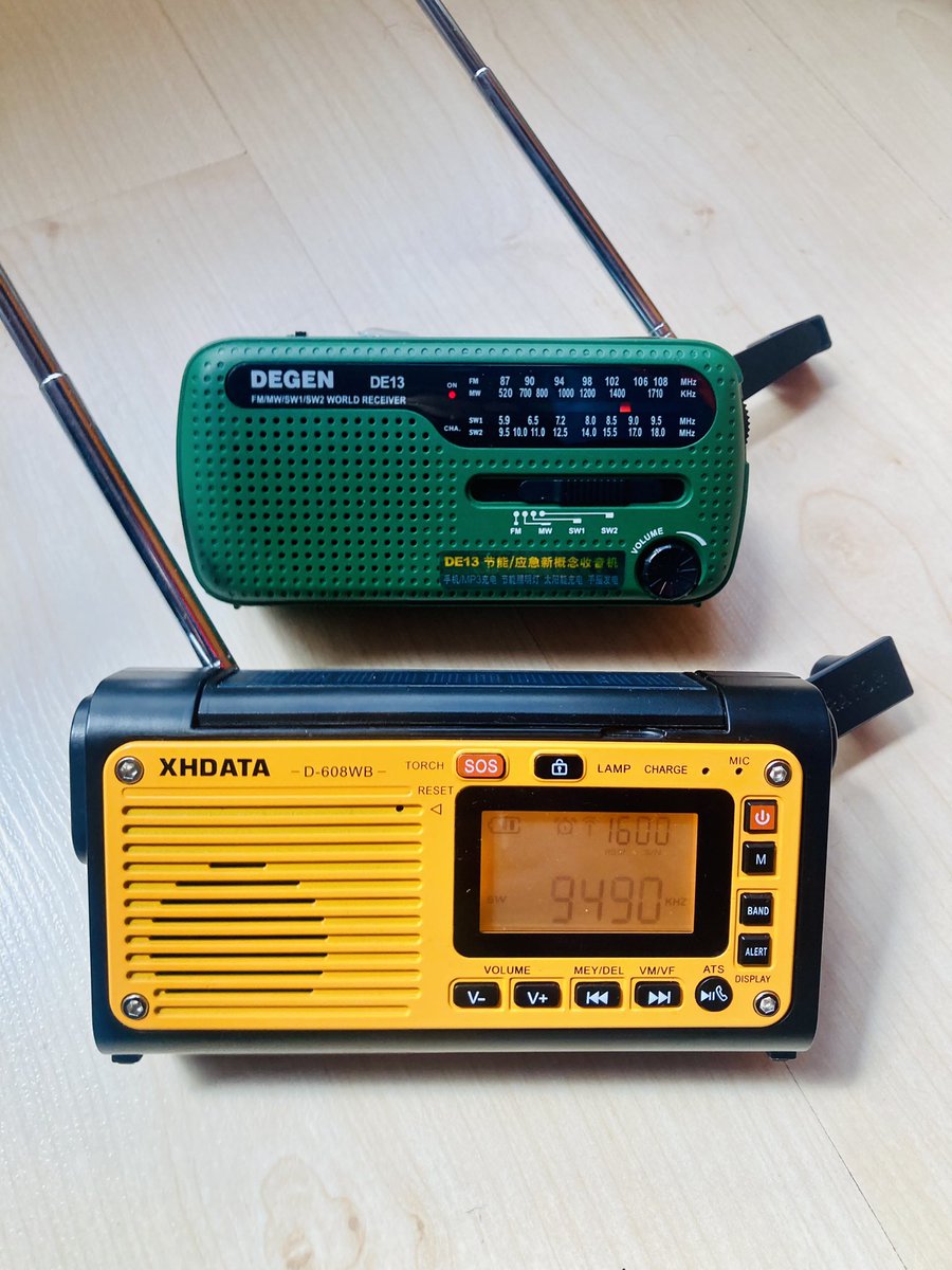 Algunos me habéis preguntado sobre radios de emergencias asequibles, supongo que motivados por el imprevisible mundo en el que vivimos. No soy ningún prepper, pero estas dos (hay muchas más), pueden servir y son fáciles de comprar: 
✅ XHDATA D-608WB 
✅ Degen D13
Ambas cuentan