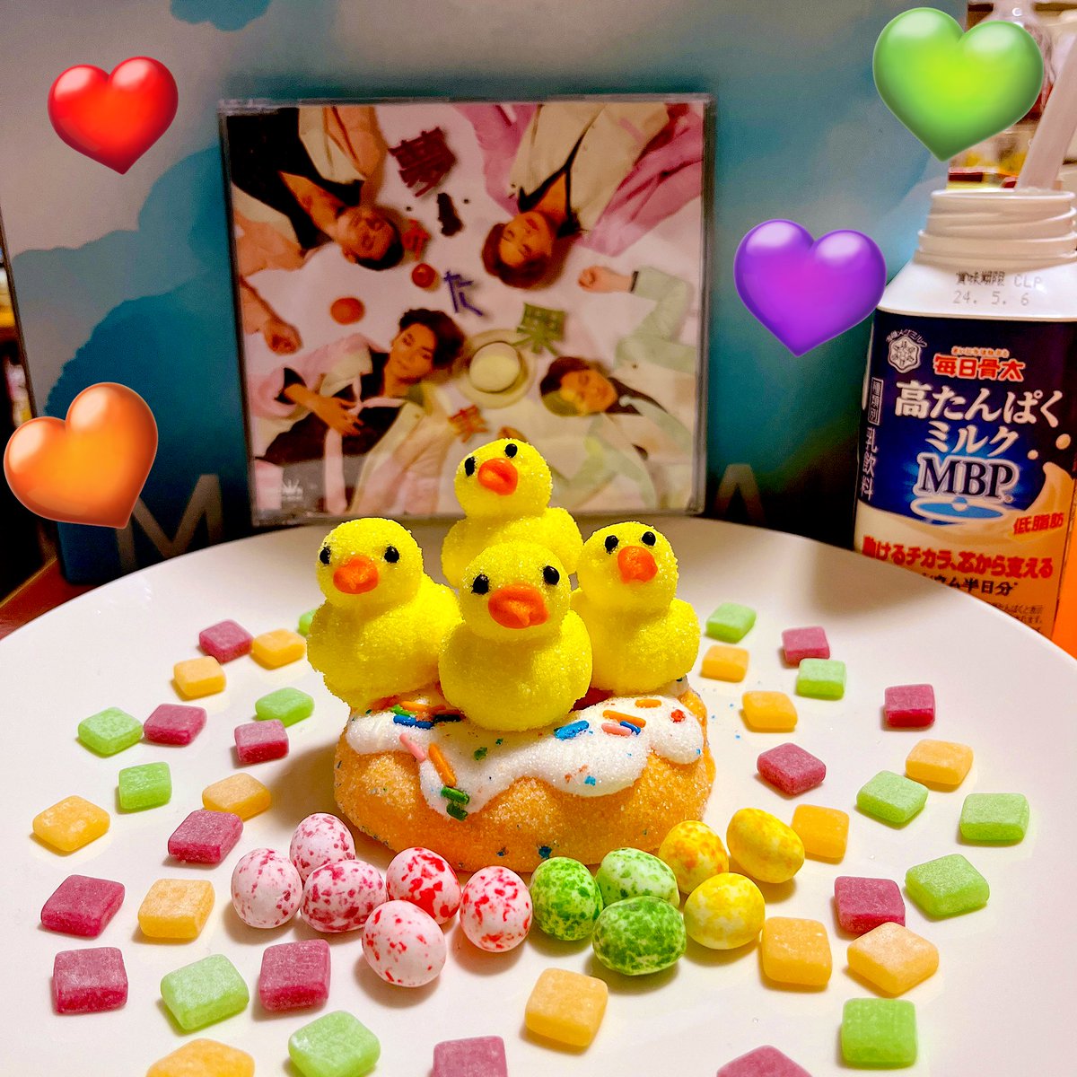 皆さんこのアヒルさんたち可愛すぎませんか？🐤
前には純烈カラーの🪺も〜！💜❤️💚🧡
アヒルのマシュマロ見つけた時即買っちゃった❣️😆
🍬すべてお菓子です！🍬

ドリンクは高たんぱくミルクで〜！🥛🐄

#純烈
#ゴクうまボトル
#雪印メグミルク