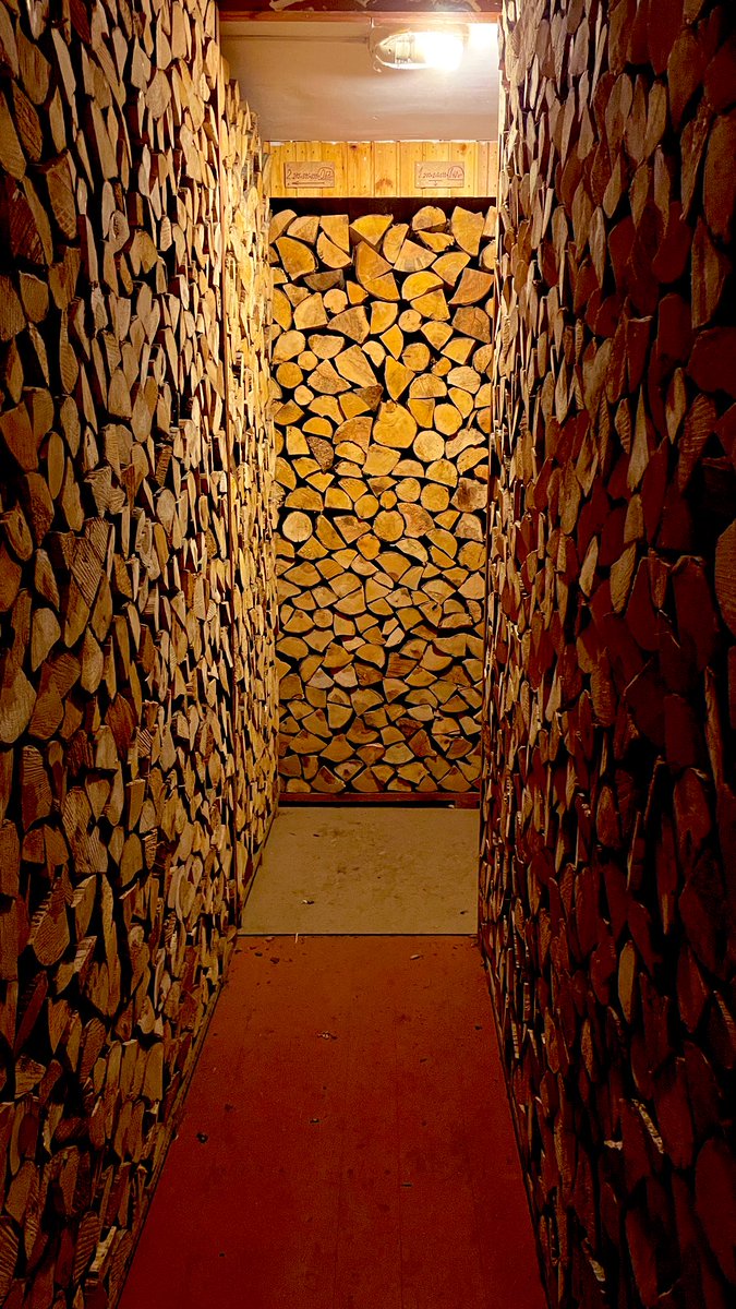 Mans vectēvs perfekcionists… un jā tur augšā ir plāksnītes ar gadu un malkas garumu. Vectēvam 85 gadi. 🫣