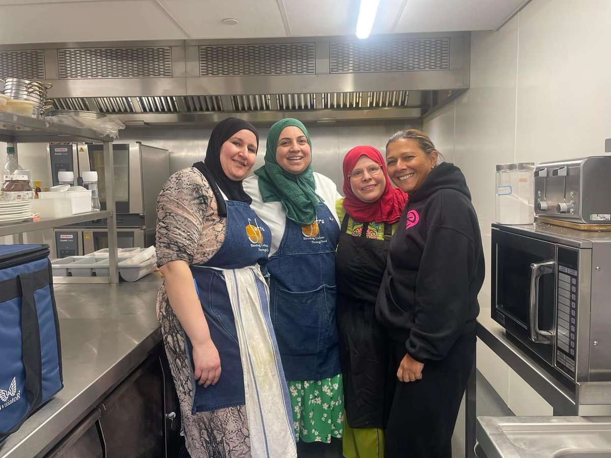 SkitchenEmmie's tweet photo. @SkitchenEmmie a huge 125 hot meals tonight  thank you ❤️@SofraMCR plus 80 snack bags ❤️@FareShareGM all for parents staying with their poorly child @RMCHosp @RMCH_Ward86 @RMCH_BMTU &amp; PICU &amp; PHDU 
WE SEE YOU ❤️🎗️thanx Mandy for the knitted chicks x https://t.co/ngZJmgRAlv