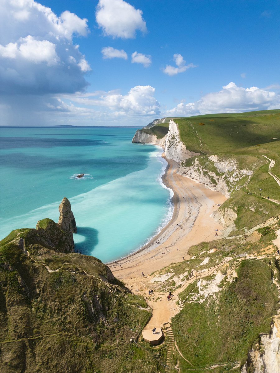 Gm , Durdle door looking spectacular at the moment #dorset #durdledoor #lulworth #dronehour #stormhour