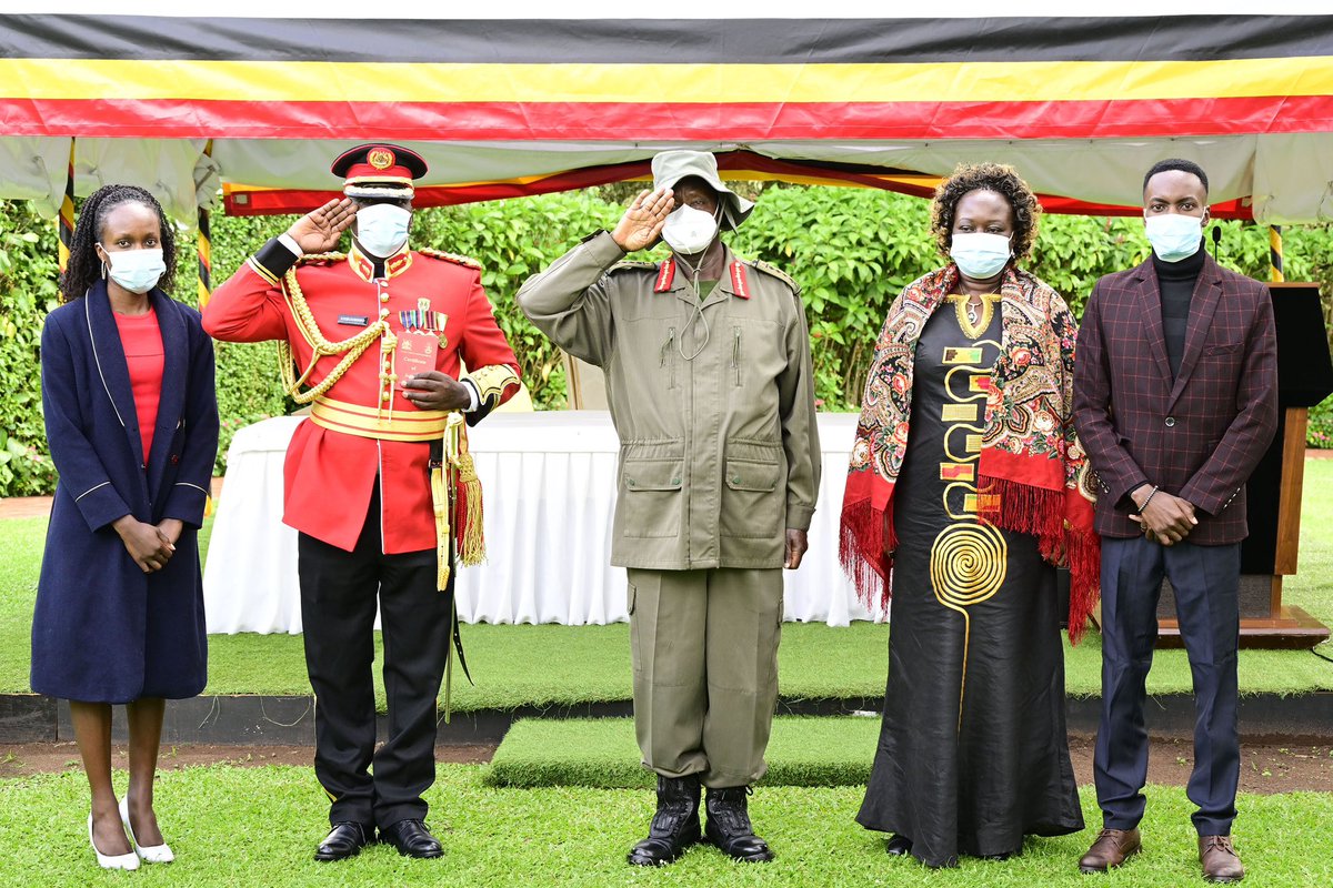 President  Museveni  commends the retiring Uganda People's Defence Forces (UPDF) Generals for believing in the vision of the @NRMOnline and serving their country diligently.
Details ~ ubc.go.ug/2024/04/27/the…
#UBCNews