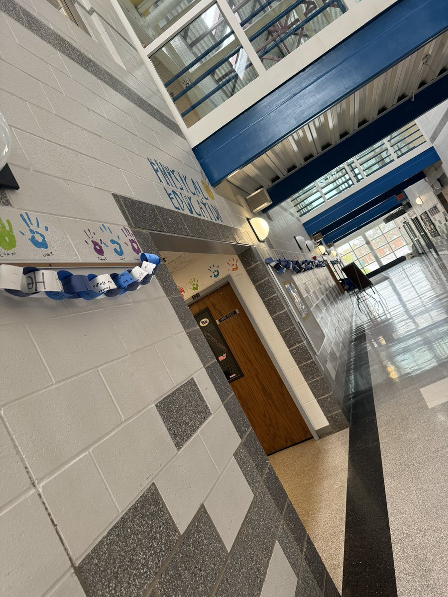 Cintron5thGrade's tweet photo. Anti-Bullying Week at Hill was a success 🎉 Hill Hawk Peer Chain is hanging in the main hallway! @DDRezz @colbytlhill https://t.co/DgnlJMXwIU