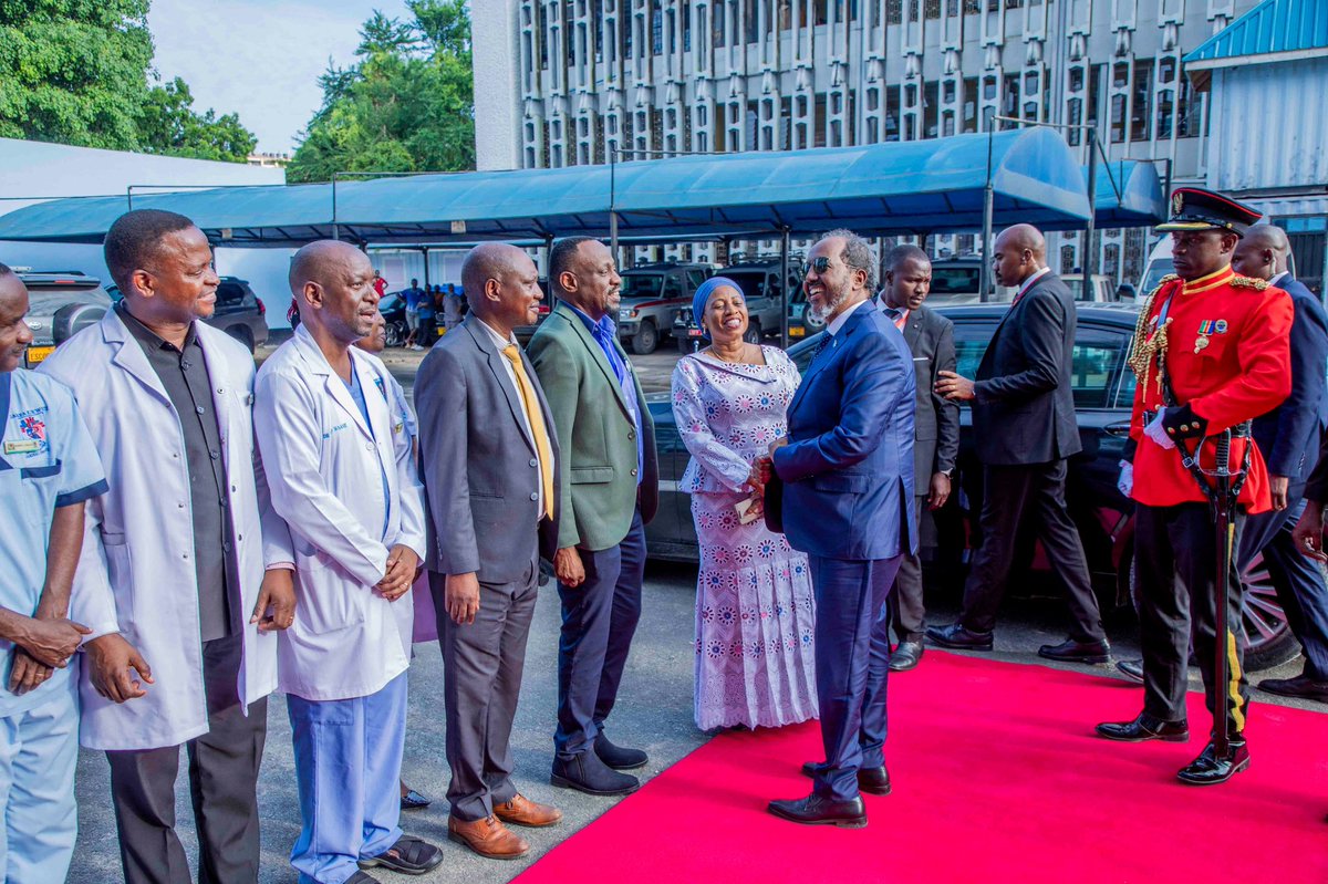 Rais wa Somalia Mheshimiwa Dkt. Hassan Sheikh Mohamud akitazama chumba cha upasuaji kilichowekwa mtambo wa matibabu ya moyo ‘Cathlab’ katika Taasisi ya Moyo ya Jakaya Kikwete (JKCI) Jijini Dar Es Salaam leo Aprili 27, 2024. Rais H.S Mohamud amepokelewa na Waziri wa Afya Mhe.