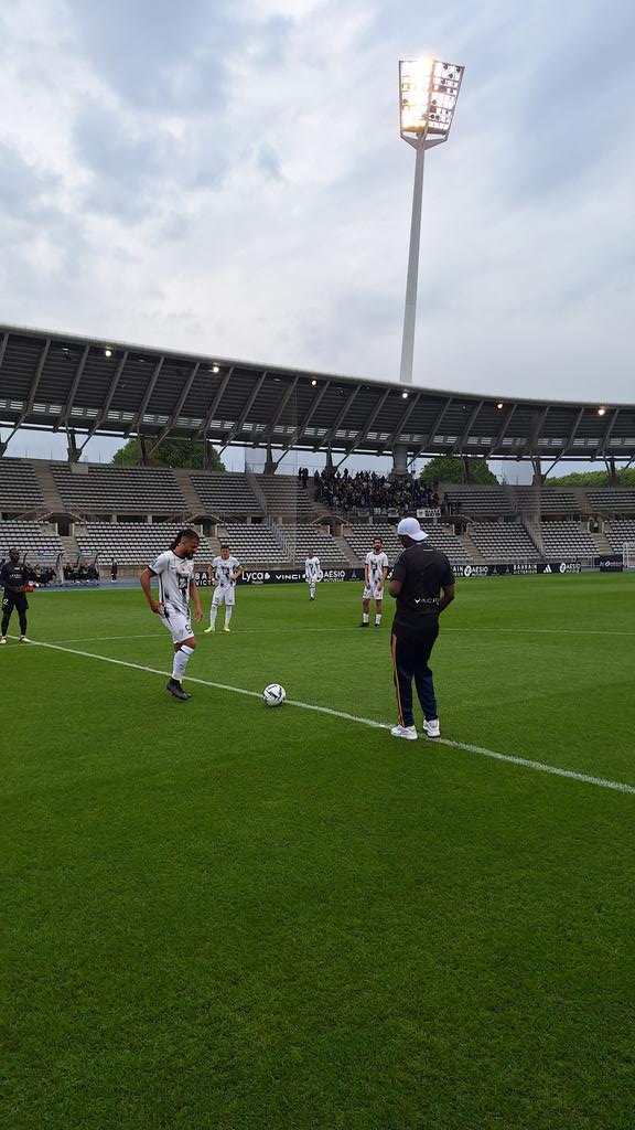 Forzzaaa... @parisfc, dernière ligne droite vers les play-off. Match contre Angers avec un guest de prestige. @ninhosdt . Merci à lui et à nos nombreux supporters. @UltrasLutetia14 @OldClan10 @PassionParisFC @NewsTankFoot