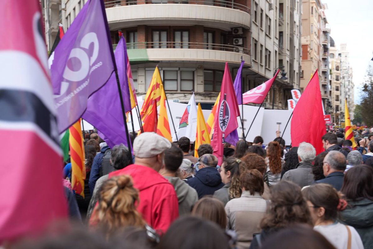 Inici de la manifestació del 25 d'abril des del bloc de l'Esquerra Independentista Som Països Catalans, som tot un poble que resisteix i avança en el seu alliberament social i nacional 📌València