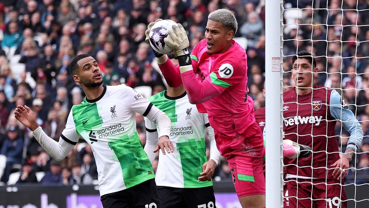 Liverpool are denied a clear goalscoring opportunity against West Ham after a bizarre decision by referee Anthony Taylor in 2-2 draw trib.al/WXyjp2M