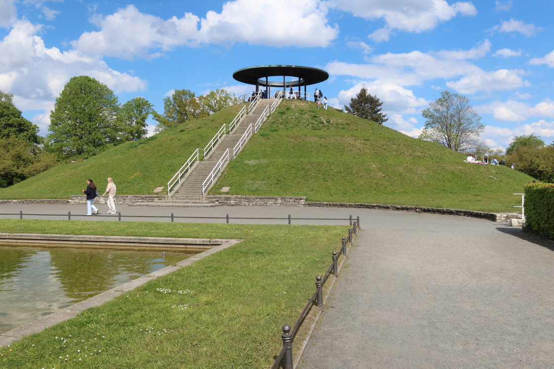 LuisenstadtF's tweet photo. Gedenkstätte für Otto #Lilienthal in #Lichterfelde. Der #Fliegeberg. Für die #Flugversuche wurde ein Hügel aufgeschüttet. Dort stürzte er auch ab und verletzte sich tödlich. https://t.co/2BN51y9yVE