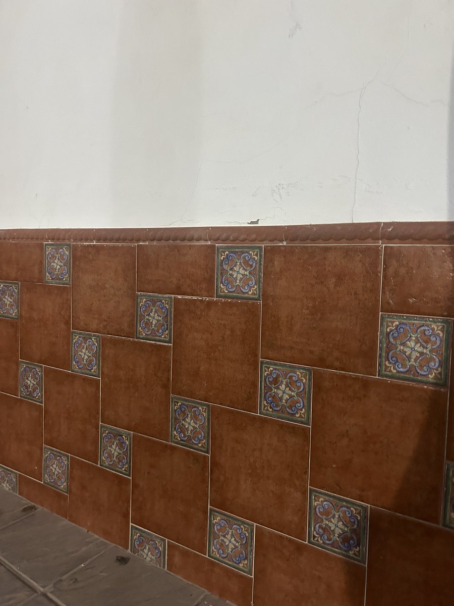 MartaRiver3E's tweet photo. 🧐🧐🧐🧐🧐🧐🧐
Aquí vemos por un lado arriba el borde es un friso tipo 1 . Luego abajo yo creo que es un mosaico  semiregular compuesto por dos polígonos regulares que a su vez SON SEMEJANTES 😍.
#didgeometria3E
#teselacionesuma3E
#semejanzas3E https://t.co/c4XyFYBuIK
