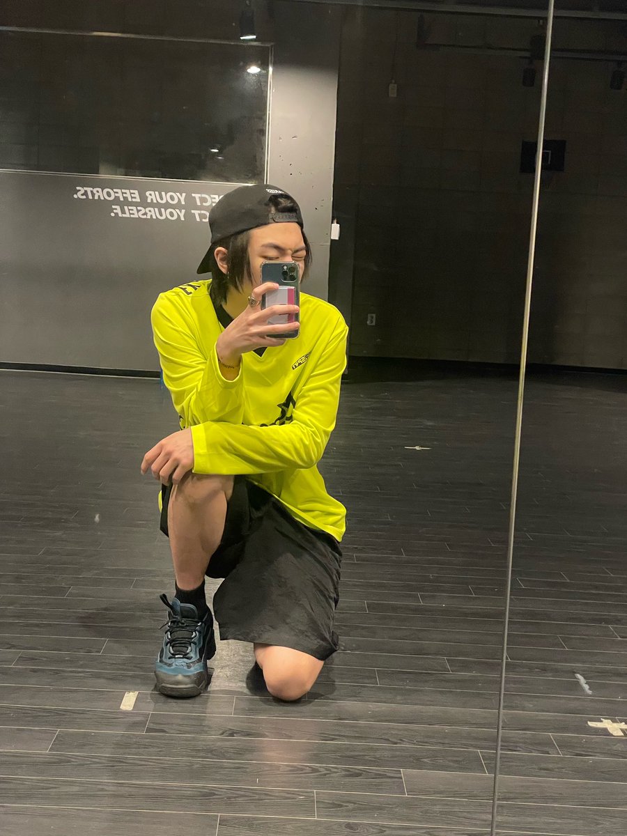 ALLF0RLEO's tweet photo. ik he in that room to dance. we getting that choreo fosho 🤓 https://t.co/sin0aamChg