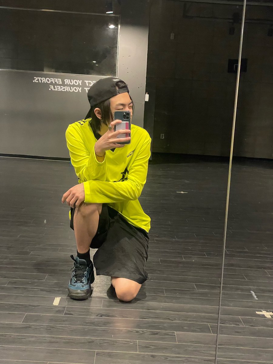 ALLF0RLEO's tweet photo. ik he in that room to dance. we getting that choreo fosho 🤓 https://t.co/sin0aamChg