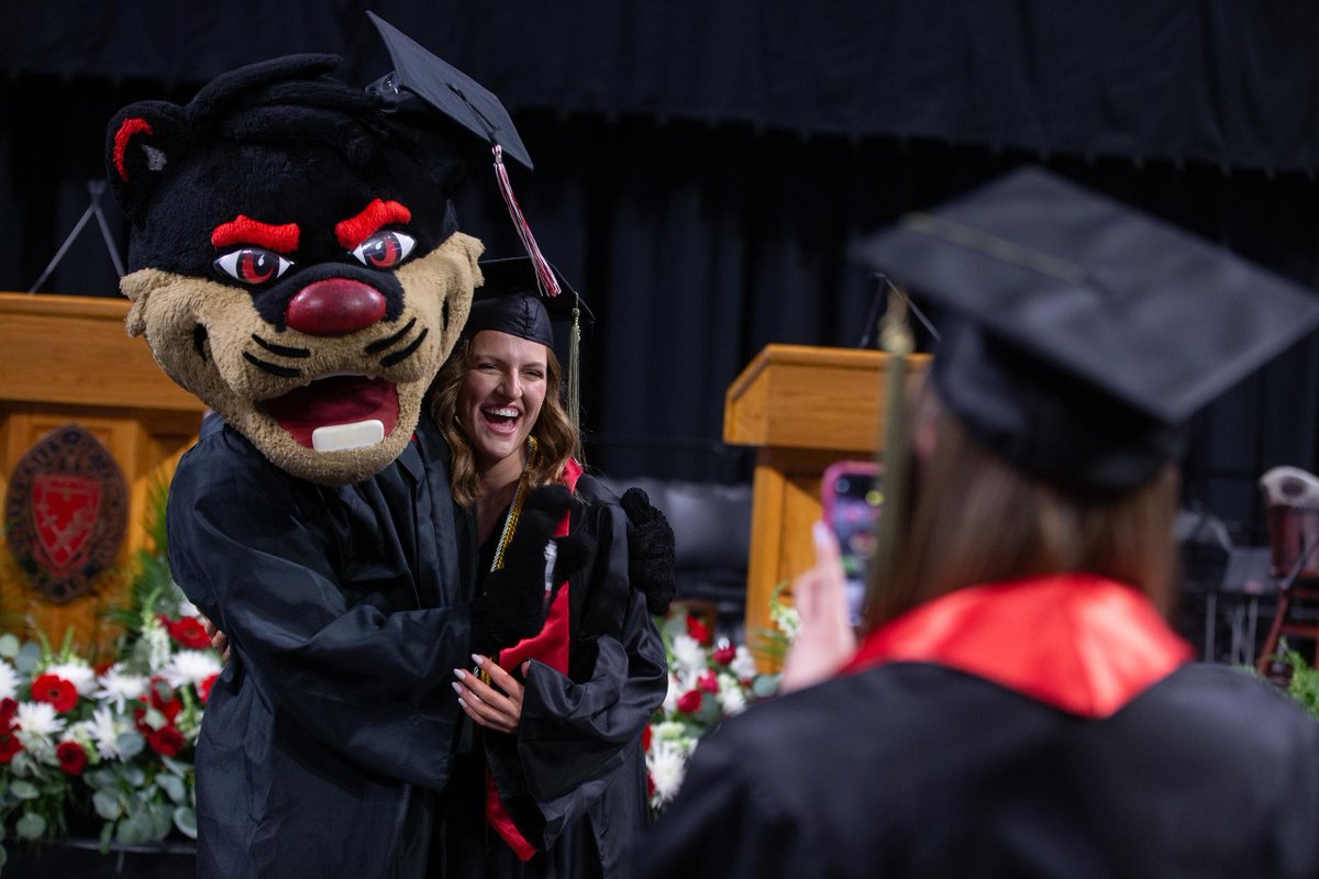 uofcincy's tweet photo. Congratulations Class of 2024! 🎓
Welcome to the @uofcincyalumni family.

#UCGrad24 https://t.co/sdNfvnGUUs