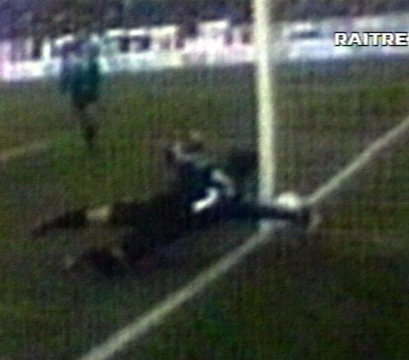 19 aprile 1998, 26 anni fa. Empoli vs juve 0-1,nella foto il gol non convalidato a Bianconi.Peruzzi:”Dopo la partita mi chiamò l’avvocato Agnelli dicendomi che quella parata era stata la migliore da quando giocavo a Torino'.
P.S. Per non dimenticare