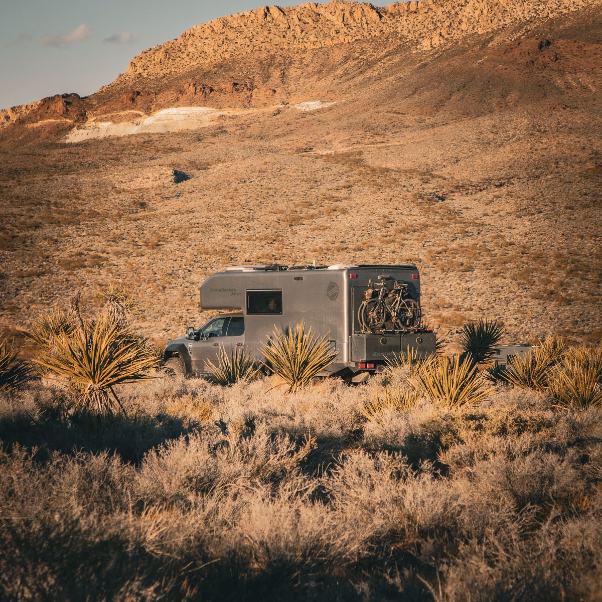 Bikes loaded up and ready to hit some trails! What's your favorite mountain biking destination? 🚵
·
·
·

#earthroamer  #offroad4x4 #expeditionvehicle #campinglife #overlanding #4x4life #4x4trucks #vanlife #vanlifeadventures