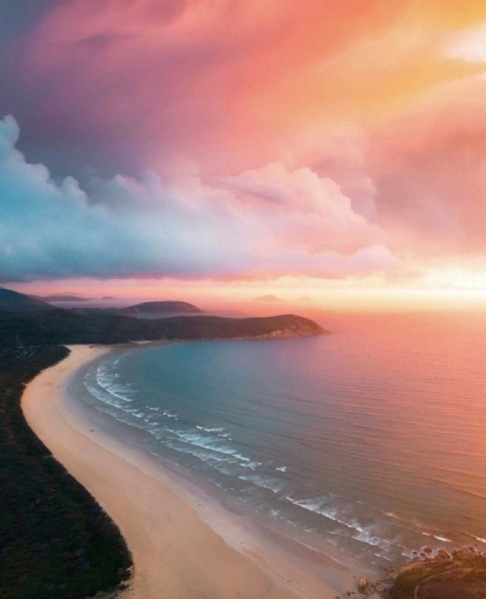 viewsoff's tweet photo. Ocean sunset. https://t.co/NhKOk3Sd5P