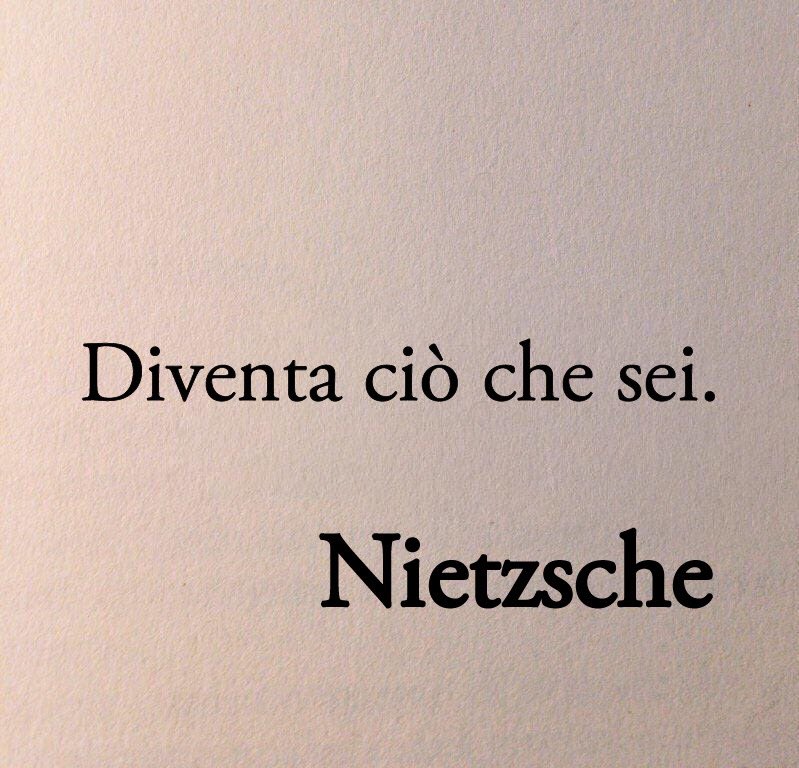 Poesiaitalia's tweet photo. Conosci te stesso; non si tratta di essere come gli altri, si tratta di essere te stesso. Non puoi assegnare un prezzo al tuo valore.  

Ma quanto costa la personalità? La personalità costa il prezzo della disuguaglianza, dove la società dei consumi e le nuove ideologie di massa reprimono l’essenza del singolo, democratizzando il benessere a svantaggio del bisogno. 
Nasciamo liberi ma imprigionati nelle trame di un tessuto sociale influenzato da modelli imitativi. L’ossessione di una vita basata sul successo rende l’uomo schiavo e sbarra la strada verso la libertà. La forza creatrice della libertà è la conoscenza e per essere liberi bisogna pensare e pensare costa fatica; la fatica della consapevolezza, la comprensione del proprio mondo interiore e esteriore, la capacità di dissentire e mettere in discussione se stessi prima che gli altri. A tal proposito, Nietzsche sosteneva che la felicità consiste nell'incremento delle proprie potenzialità e per raggiungerla è necessario conoscere se stessi.

In bonis exterioribus non est felicitas, ossia "la felicità non è nei beni fuori di noi" scrisse Aristotele, la felicità dipende da noi stessi. 
Quindi, preserva la tua essenza, conosci te stesso e diventa ciò che sei.