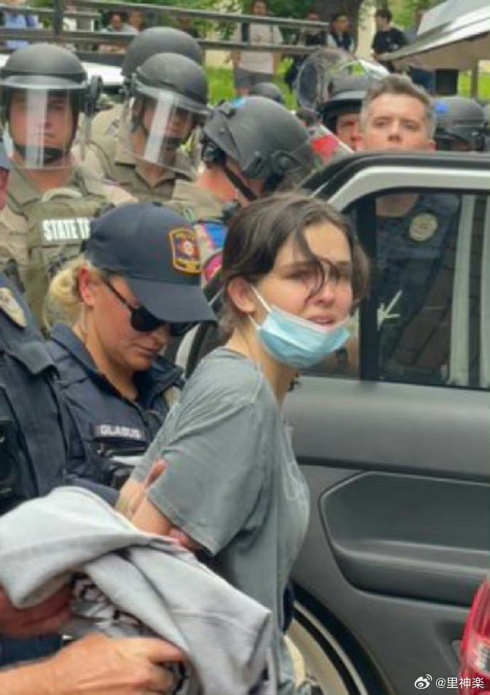 Got these from Chinese media Weibo. American students and #ColumbiaUniversityProtest 👍 We are proud of you and you will be proud in the rest of your life !