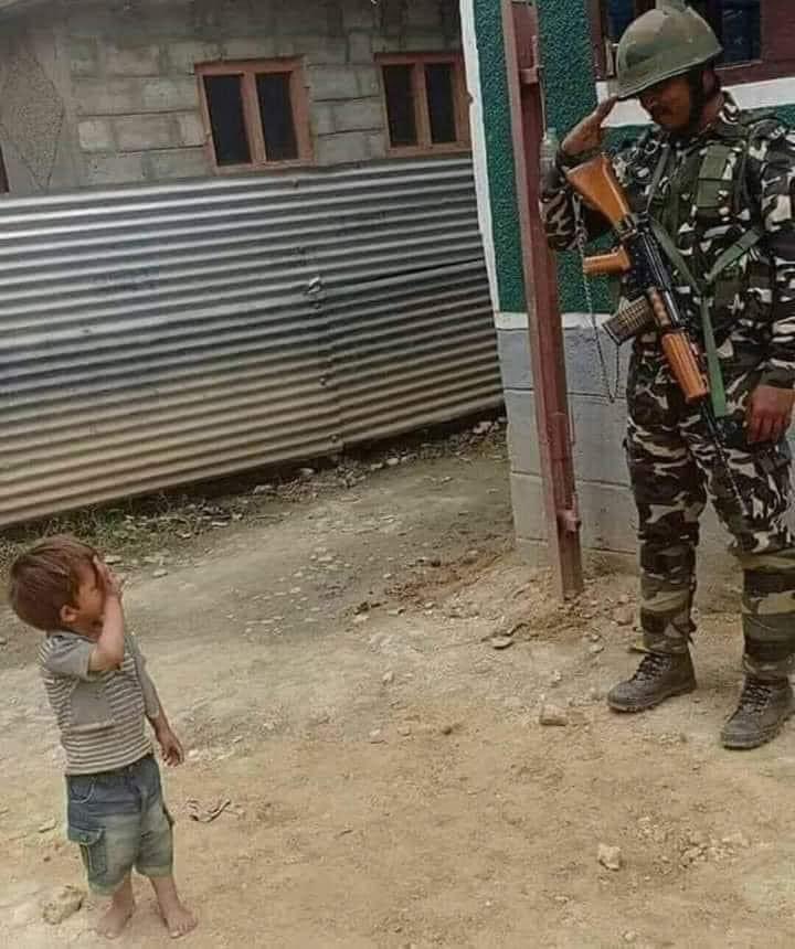 This pic sends such a positive vibe always 👍🍁🇮🇳 All thanks to ‘Team Security Forces’ @ChinarcorpsIA @adgpi @KashmirPolice @crpfindia Jai Hind 🇮🇳 PC :www