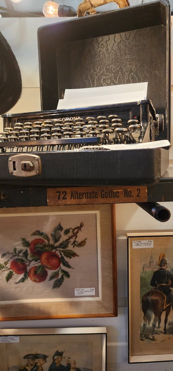 vogelhausvintag's tweet image. Alternate Gothic...sounds like a good name for the gloomy weather we have. Perfect time to vintage shop!

#vintagedecor #typewritercollector #printerstray #moody #alternategothic #vintagesellersofinstagram #coronatypewriter #sugarmillvintage #sugarmillmead #vogelhausvintage