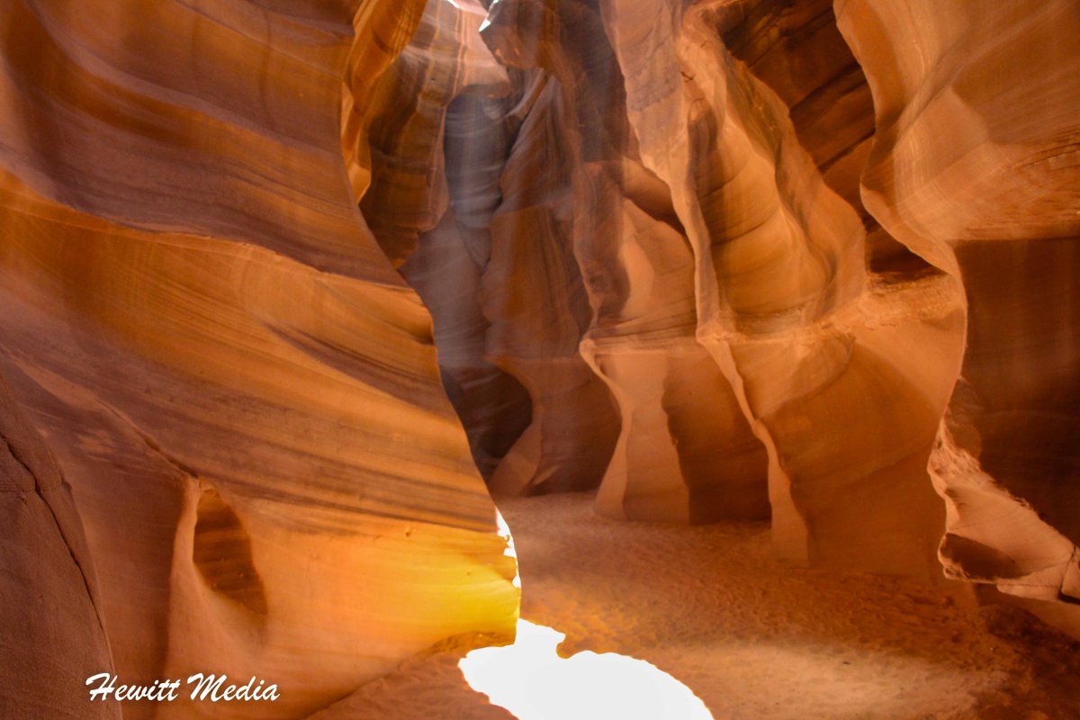 Antelope Canyon isn't the hidden secret it once was. Make sure you get out and see it before the crowds become even larger. Learn more in my visitor guide. #Travel #AntelopeCanyon #Arizona #BeautifulLandscapes #TravelPhotography #TravelGuides wanderlustphotosblog.com/2018/05/21/ant…