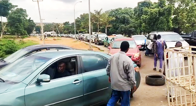 Fuel Scarcity Bites Harder In Sokoto, Black Marketers Sell Petrol N2,000/Litre

channelstv.com/2024/04/27/fue…