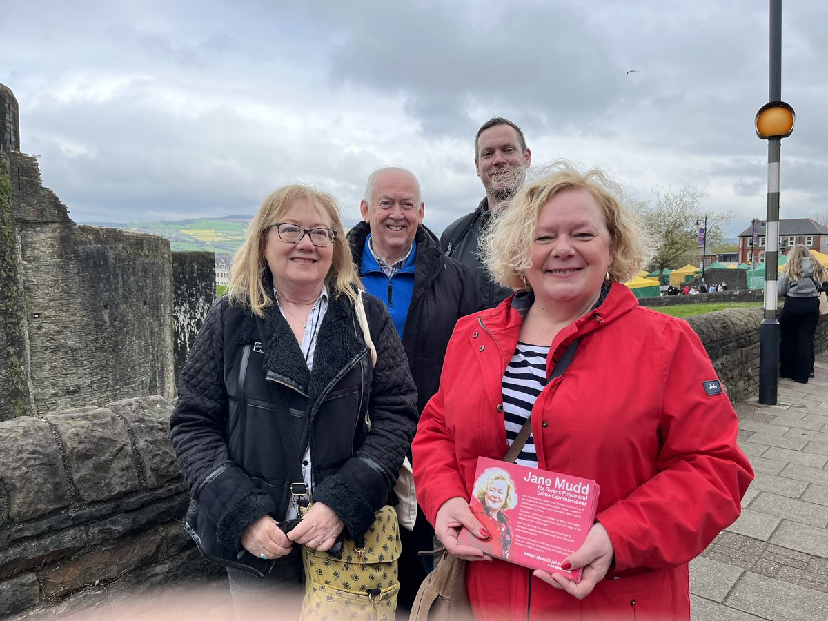 Excellent response in Caerphilly this afternoon for <a href="/WelshLabour/">Welsh Labour</a> with @CllrJaneMudd PCC Candidate for Gwent. Great to be joined by Councillors Anne Broughton-Pettit &amp; <a href="/pritchar13/">Jamie Pritchard 💙</a>. Lots of people raising Police issues on the doorsteps.
