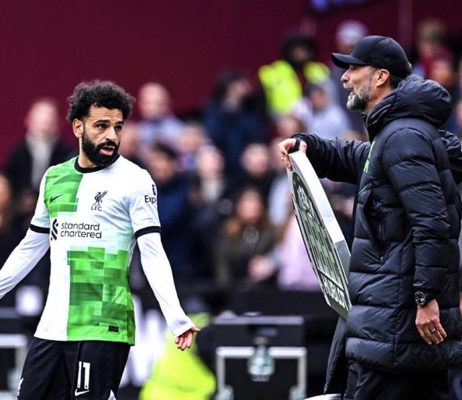 gvlo2008's tweet photo. La crisis interna del Liverpool: ¿El fin de una era?

Algunas semanas atrás se hablaba del cuádruple... y hoy el Liverpool (ya casi sin poder aspirar a ningún titulo) se sumerge en una crisis interna. Todo explotó entre Mo Salah y Jurgen Klopp al momento de este ingresar durante el segundo tiempo vs West Ham. Mo Salah se hacía el desentendido cuando le hablaba Klopp y eso molestó muchísimo al alemán. 
A la salida, el egipcio dijo que si hablaba "habría un incendio". Klopp prefirió no referirse al tema. 
Salah se va al final de la temporada, y está en la lista de algunos equipos árabes. #PremierLeague