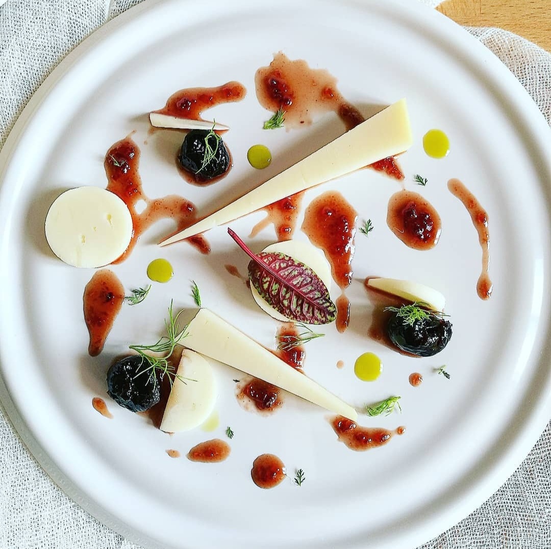 L'idea è arrivata al #Vinitaly di Verona, dove il #Ministro si è recato in visita nei giorni scorsi.
Nasce così l'iniziativa, che prevede l'#obbligo per i ristoratori italiani di proporre almeno un piatto che abbia al centro proprio il #formaggio
lnkd.in/dPKNAQp