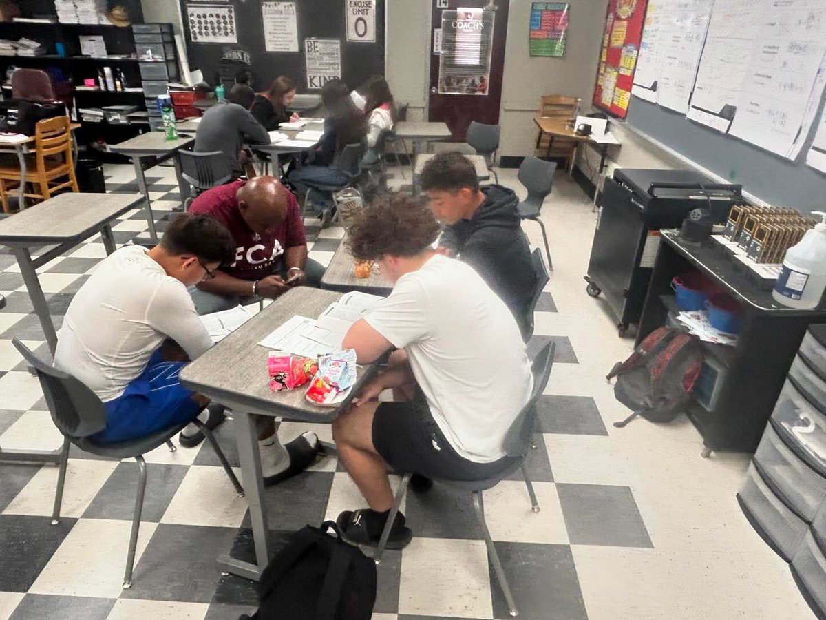 Huddles are a big part of our ministry here at FCA. As we seek to make disciples who make disciples, we engage, equip and empower coaches and athletes to know and grow in Christ and lead others to do the same.
Send us a private message if you want to join a huddle! 👏🏼⭐️