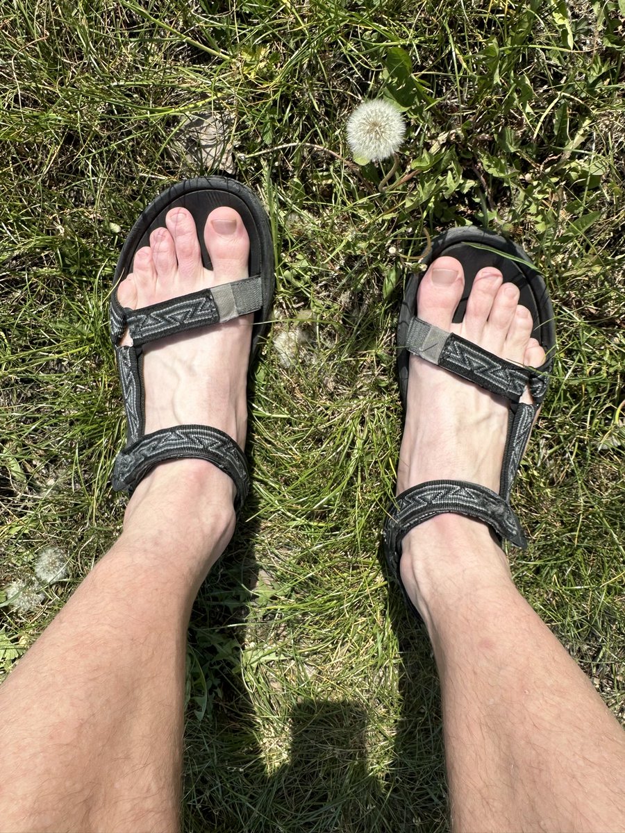 My feet are so white after winter. Barefoot season is here hopefully 👣