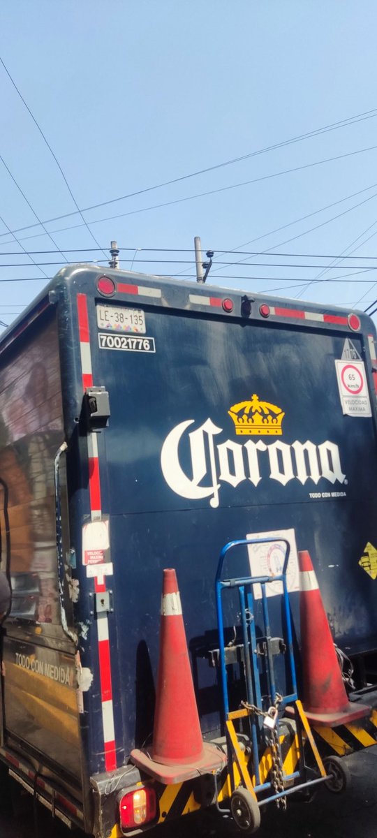 y2kyra's tweet photo. @Corona_MX buenos días para reportar que un camión de Corona me aventó el camión , anexo fotos del conductor y acompañante https://t.co/oohl6KBnoY
