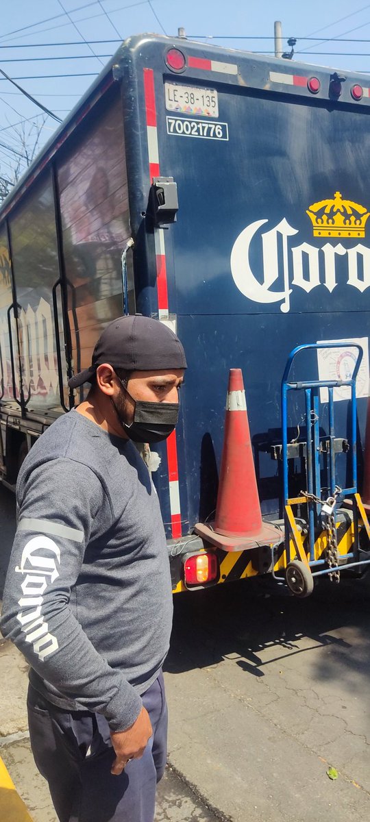 y2kyra's tweet photo. @Corona_MX buenos días para reportar que un camión de Corona me aventó el camión , anexo fotos del conductor y acompañante https://t.co/oohl6KBnoY