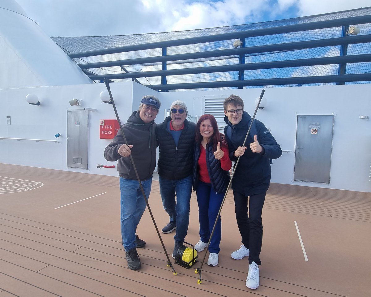 Geminin son günü, son shuffleboard turnuvasında 4 ayrı rakibi yenerek finale çıktım, Gülsüm yarı finalde kılpayı elendi yakın arkadaşımız İsveçli Andreas'a; böylece Türk finali olmadı ama finalde kazanan ben oldum. 4. kişi Alman hakem genç Lukas ve şampiyonluk ödülü başımda🤩