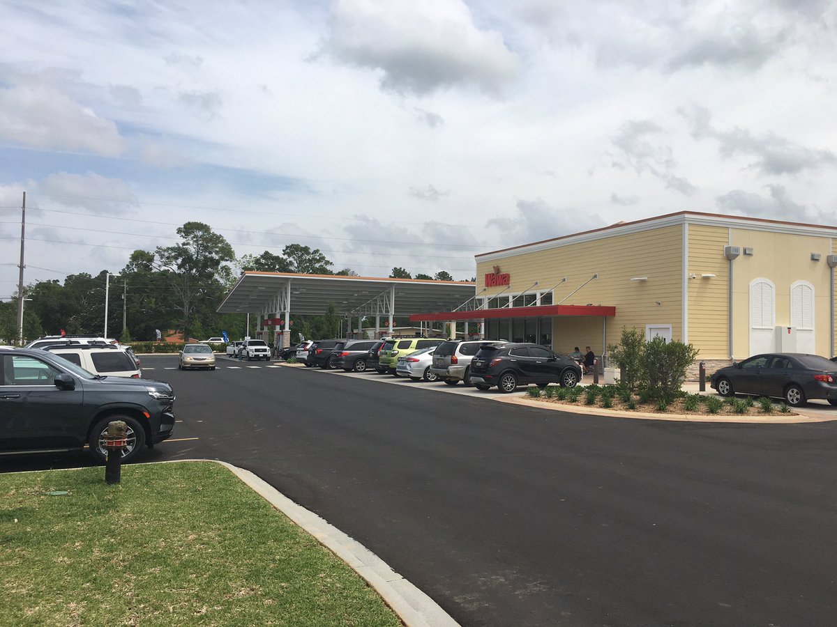 Fairhope’s Wawa-mania continues today too. Parking lot full. #fairhope #wawa