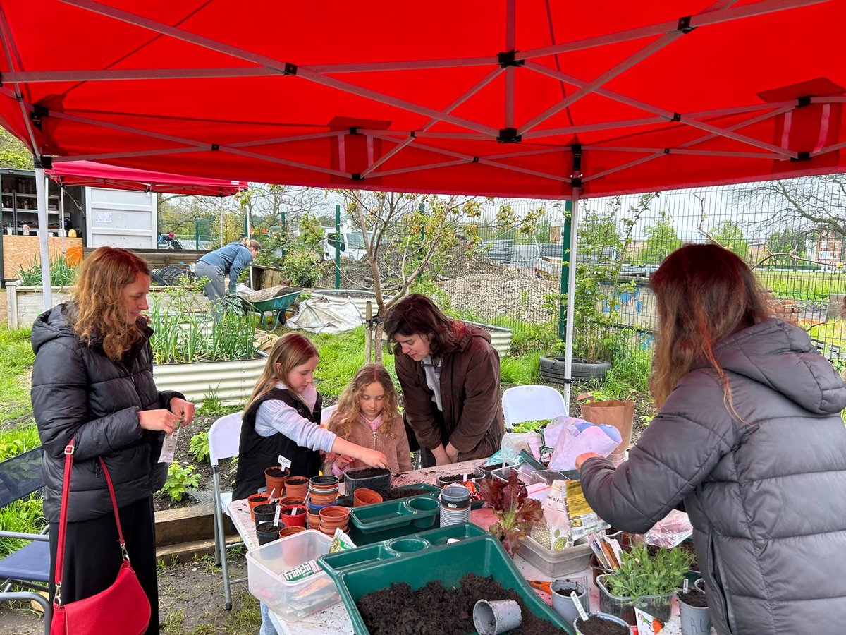 A wonderful session this morning as we celebrated @Capital_Growth‘s #GoodtoGrow2024 with seed sharing and sowing. 💚 The overcast weather didn’t stop the garden from being busy and full of life, as new and old faces bonded over a love for food growing and homemade cake!