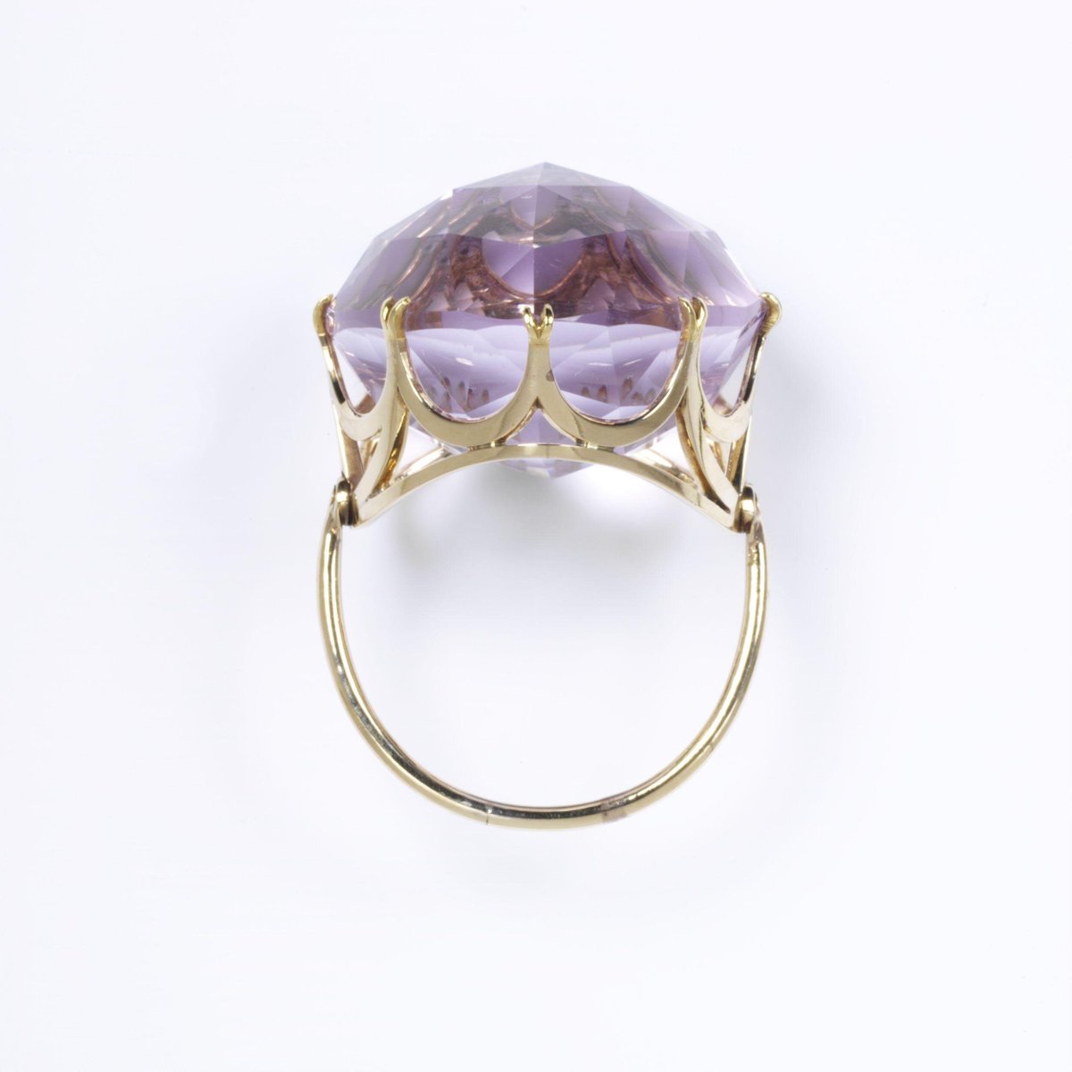 Ring (amethyst in a gold setting), 1800-69. Victoria & Albert Museum.