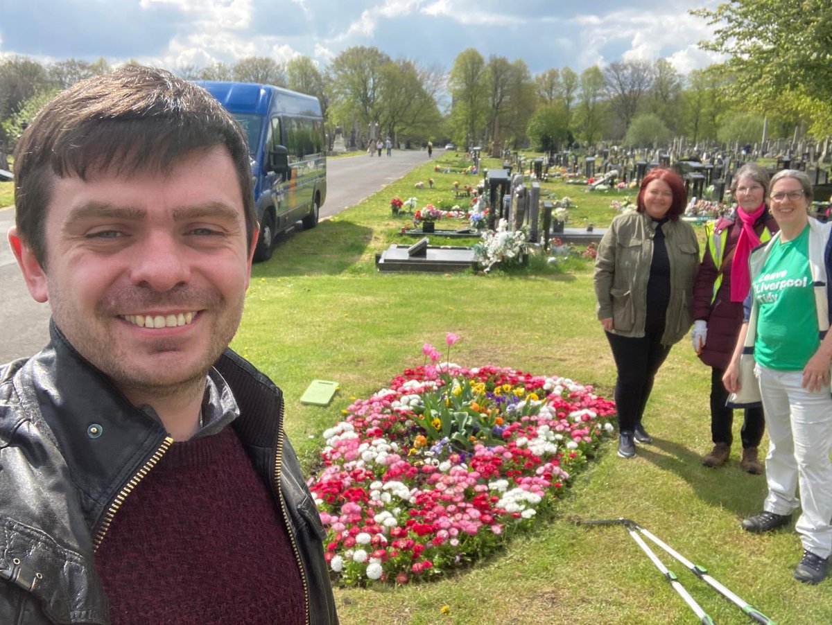 Lovely to catch up with local volunteer Stella, @CllrLauraRC & @JonathonJMorris today to discuss & see the wonderful work being done by Friends of Toxteth Cemetery. Thanks for keeping the cemetery so clean & tidy. So important for visitors going to pay their respects.