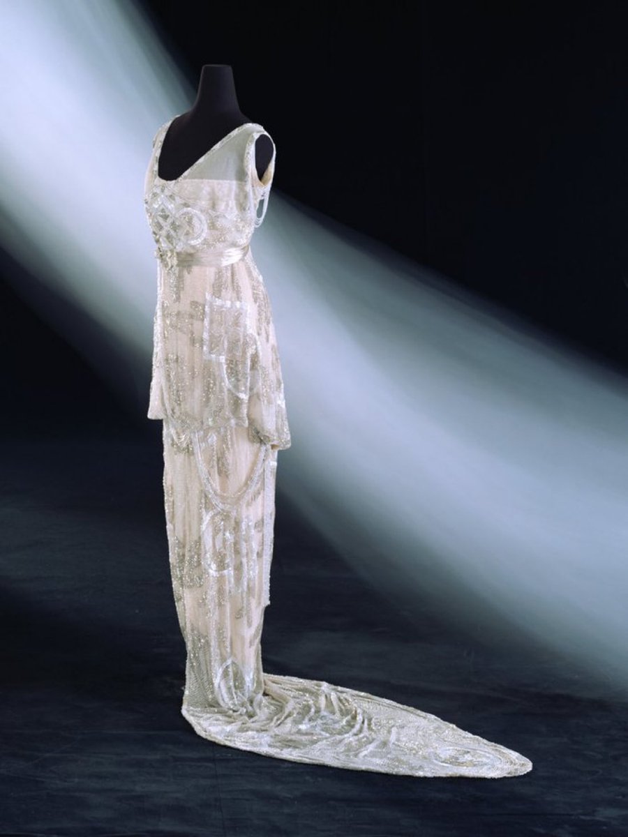 #Frockingfabulous shimmer for days by the #HouseofWorth, 1910. Via the Met. #fashionhistory