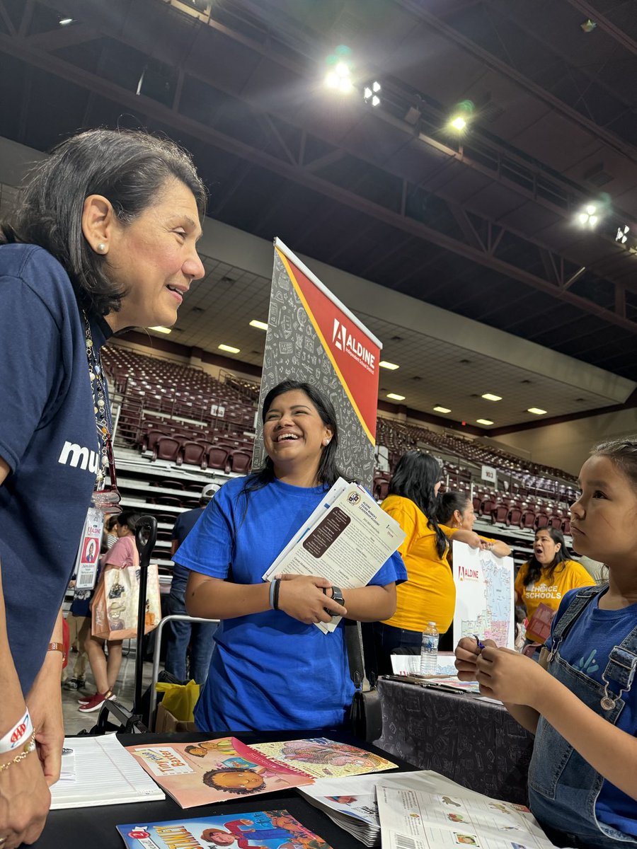 Teacher and student reunion at Festival de Primavera. @Aldine making generational impact #MyAldine #MiAldine