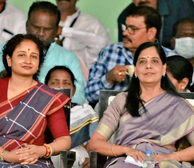 इन दो महिलाओं के लिए मेरे मन में सम्मान और भी बढ़ गया है। तस्वीर में बाएं वालीं कल्पना सोरेन हैं जो कि झारखंड के पूर्व मुख्यमंत्री हेमंत सोरेन की पत्नी हैं, तस्वीर में दाएं वालीं सुनीता केजरीवाल हैं जो कि दिल्ली के मुख्यमंत्री अरविंद केजरीवाल की पत्नी हैं। इन दोनों महिलाओं के…